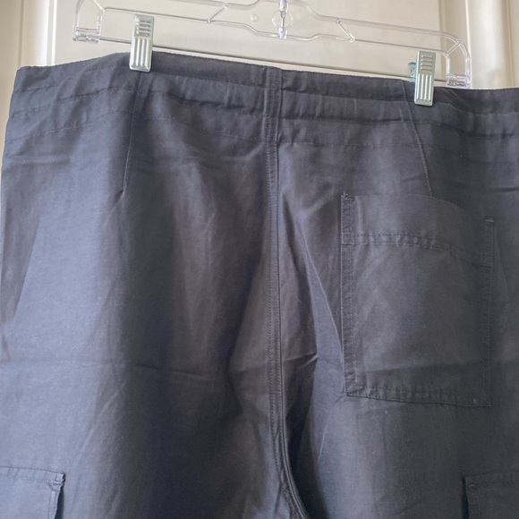 Women’s Vince black pants size Large 36% linen with cargo pockets Capri length - Picture 7 of 9